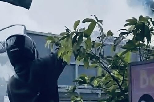 Người dân kéo vòi nước ngăn vụ cháy xe tải chở giấy vụn