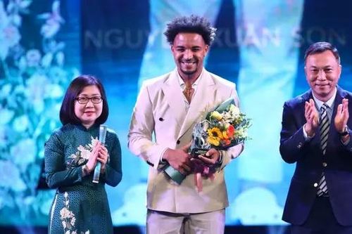 Xuân Son nhận Giải thưởng Cống hiến 2025