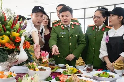 Cảnh sát trổ tài nấu cơm trong cuộc thi mừng 8/3