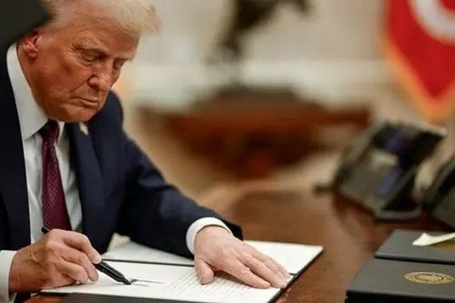 Mỹ hoãn thuế từ Mexico, Canada trong một tháng