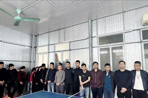 Bắt quả tang 28 con bạc xóc đĩa ở quán karaoke 'rởm'