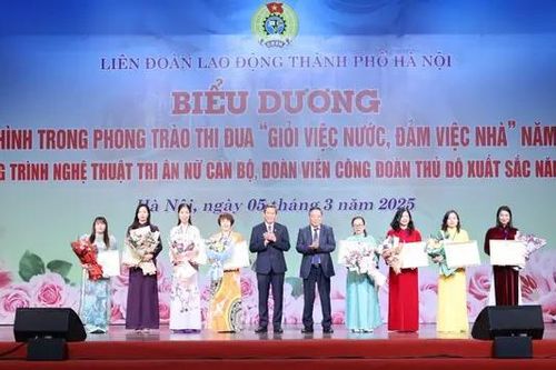Biểu dương nữ CNVCLĐ Thủ đô 'giỏi việc nước, đảm việc nhà'