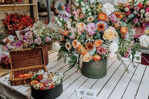 Thị trường quà tặng 8/3: Sôi động với nhiều lựa chọn mới lạ