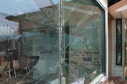 Máy bay vô tình thả bom vào khu dân cư trong lúc tập trận, nhiều người bị thương