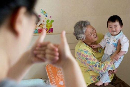 Thuê bảo mẫu lương cao, chăm con khéo, 'trộm vía' tăng cân mau lớn nhưng tôi vẫn đuổi việc để gửi con về quê