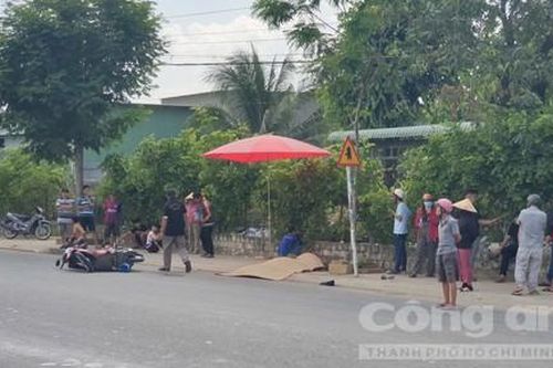 Xe máy chở 4 lao lên vỉa hè, 1 người chết, 3 người bị thương