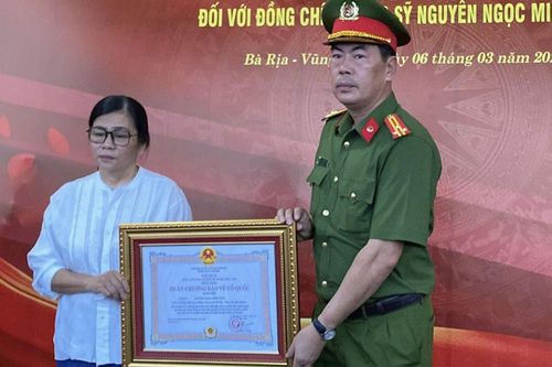 Truy tặng Huân chương bảo vệ Tổ quốc hạng Nhì cho chiến sỹ CSCĐ hy sinh