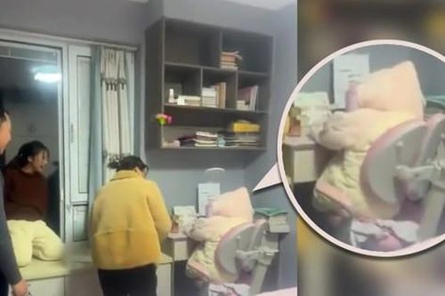 Lại gần con gái đang ngồi học bài, bà mẹ bất ngờ vì những gì mình thấy