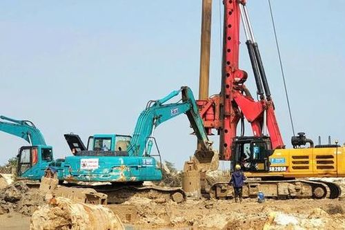Trên công trường thi công khu bến cảng hàng nghìn tỷ ở Quảng Trị
