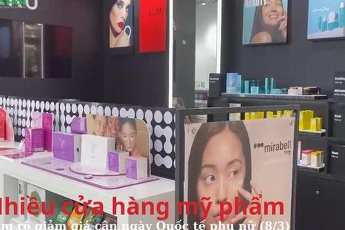 Nhiều cửa hàng mỹ phẩm rầm rộ giảm giá cận ngày Quốc tế phụ nữ (8/3)