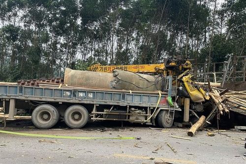 Hai xe tải đấu đầu, thi thể mắc kẹt nhiều giờ trong cabin