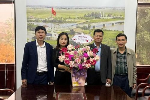 Lãnh đạo trung tâm báo cáo gì khi giám đốc sở đến chúc mừng nhưng chỉ có một người đi làm?