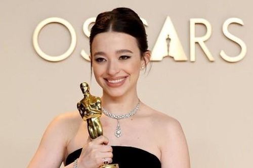 Nữ chính 'Anora' Mikey Madison bị chỉ trích sau khi nhận tượng vàng Oscar 2025