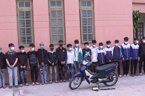 Giải quyết mâu thuẫn, 2 nhóm thanh, thiếu niên vác hung khí gây náo loạn đường phố