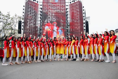 Tỏa sáng nét duyên người phụ nữ Công an nhân dân