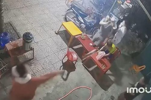 Mất bình tĩnh khi cãi nhau, người phụ nữ cầm cốc ném trúng đầu em bé