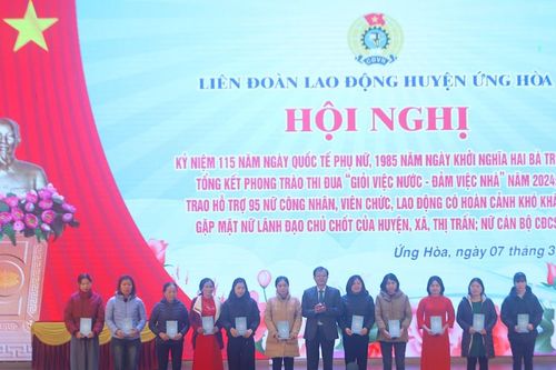 Ứng Hòa: trao hỗ trợ công nhân, viên chức, lao động có hoàn cảnh khó khăn