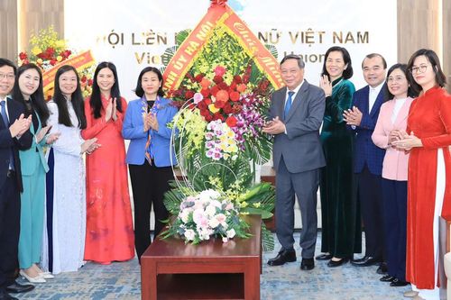 Lãnh đạo Thành phố Hà Nội chúc mừng T.Ư Hội Liên hiệp Phụ nữ Việt Nam
