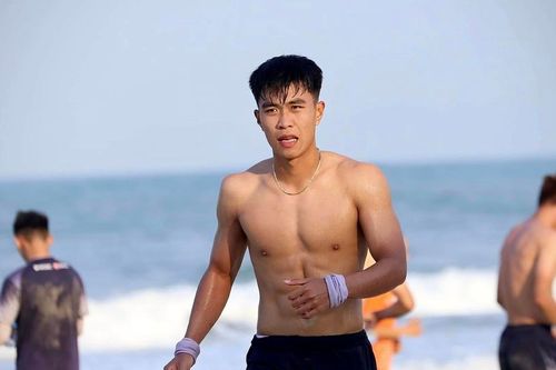 Ngỡ ngàng body 6 múi, chuẩn chất nam thần của tân binh Lý Đức vừa được triệu tập lên ĐT Việt Nam