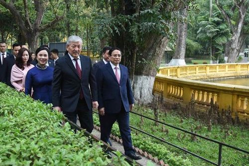 Hai Thủ tướng Việt Nam và Kyrgyzstan thăm Nhà sàn Bác Hồ