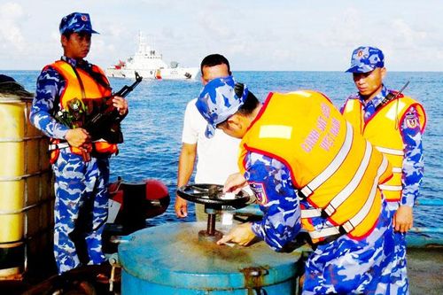 Bộ Tư lệnh Vùng Cảnh sát biển 4 xử lý 14 tàu vận chuyển gần 1,2 triệu lít dầu D.O trái phép