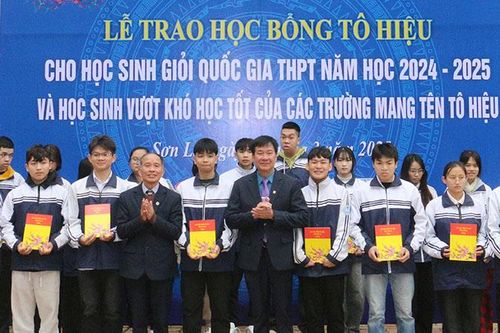 Sơn La: Trao học bổng Tô Hiệu cho học sinh vượt khó học tốt