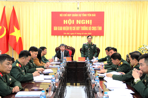 Bàn giao nhiệm vụ Chỉ huy trưởng Bộ CHQS tỉnh Yên Bái