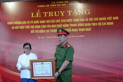 Truy tặng Huân chương bảo vệ Tổ quốc và Huy hiệu Tuổi trẻ dũng cảm cho Thượng sĩ Nguyễn Ngọc Minh Nhật