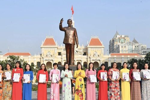 Biểu dương các gương phụ nữ 'Giỏi việc nước - Đảm việc nhà'