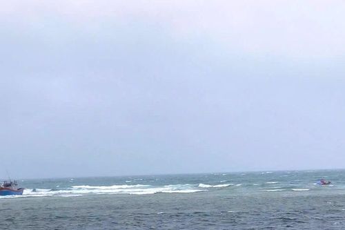 Hai tàu cá mắc cạn vùng đảo Lý Sơn, một thuyền trưởng mất tích