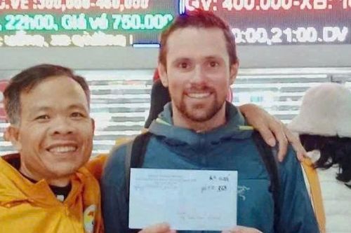 Công an giúp du khách Canada tìm lại tài sản đánh rơi ở Hà Tĩnh