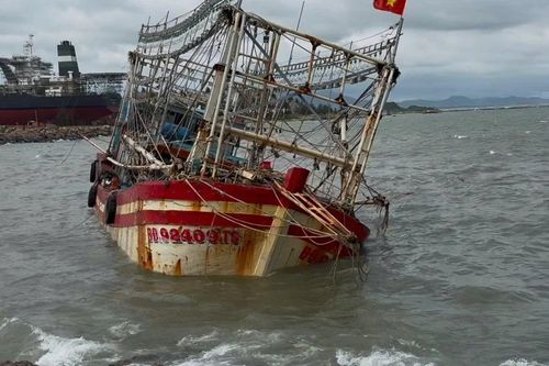 Một tàu cá mắc cạn trên vùng biển Quảng Ngãi