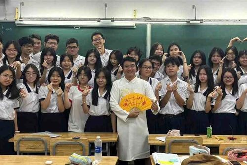 Thầy giáo đến lớp trong trang phục áo dài hưởng ứng Tuần lễ Áo dài