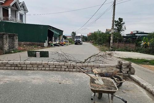 Hải Dương: Vì sao người dân xây tường gạch chắn lòng đường?