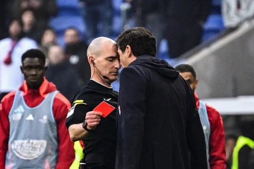 'Húc' trọng tài, HLV Lyon bị cấm 9 tháng