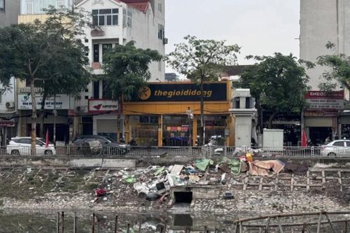 Rác thải bị đổ trộm bên dòng sông Tô Lịch ở Hà Nội