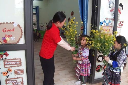 Cô giáo vùng cao xúc động với quà 8/3 là những bông hoa từ ven đường, nương rẫy