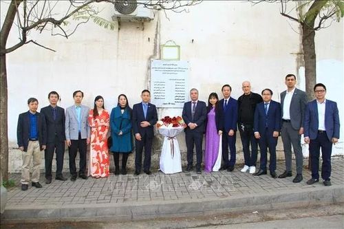 Đại sứ Việt Nam tại Algeria Trần Quốc Khánh dâng hoa tưởng niệm các nhà báo Algeria hy sinh ở Việt Nam năm 1974