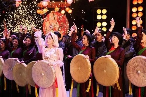 Nhà thiết kế kể chuyện sáng tạo trang phục trong MV 'Bắc Bling' của Hòa Minzy