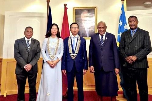 Đại sứ Phạm Hùng Tâm trình Thư ủy nhiệm tại Solomon