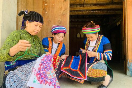 Thổi hồn văn hóa qua trang phục truyền thống của dân tộc Mông