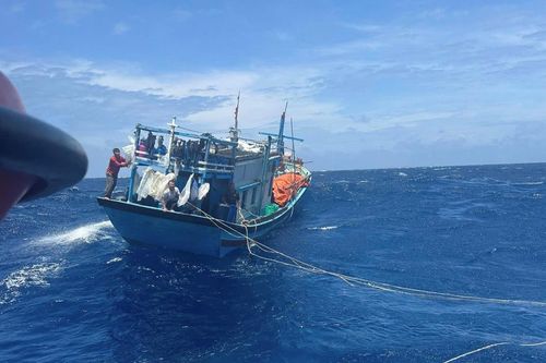 Cứu nạn tàu cá bị phá nước trên biển