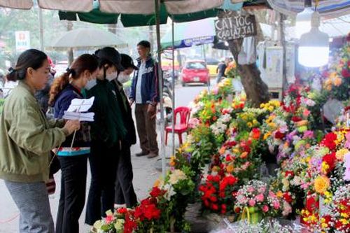 Sôi động thị trường hoa tươi, quà tặng dịp 8/3
