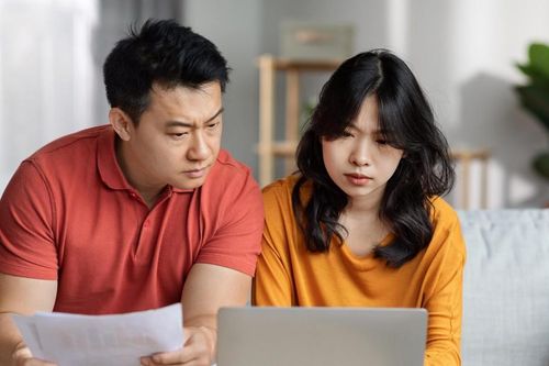 Gia đình trẻ đối mặt với làn sóng cắt giảm nhân sự