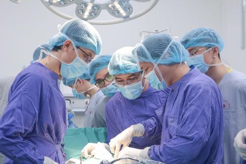 Nữ sinh 15 tuổi thủng hành tá tràng nghi do áp lực học tập