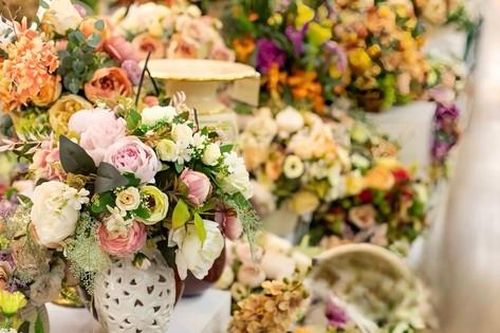 Hoa ngoại lấn át hàng nội dịp 8/3