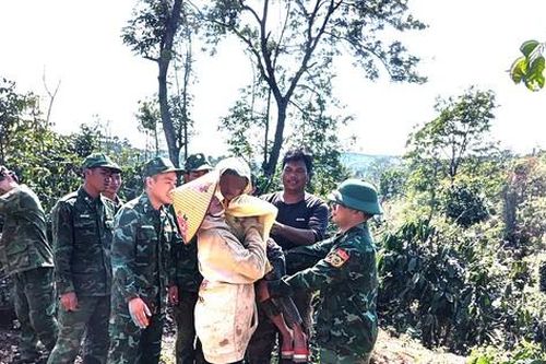 Theo mẹ lên rẫy, bé gái 6 tuổi đi lạc ở khu vực biên giới