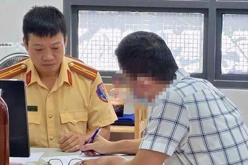 Xử phạt tài xế tự gắn đèn ưu tiên trên ô tô cá nhân