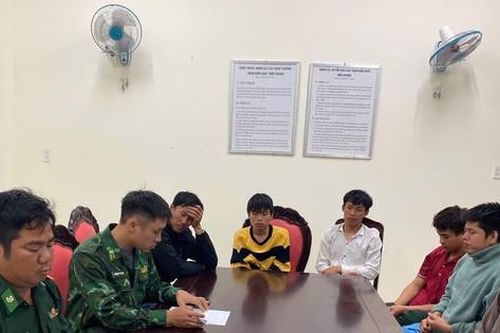 Tàu cá mắc cạn ở vùng biển Lý Sơn, 7 ngư dân bơi được vào bờ, thuyền trưởng mất tích
