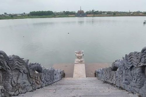 Ghé bến thả hoa, tri ân các liệt sỹ trên 'dòng sông hoa đỏ'